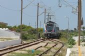 07.06.2016 - station Mahdia Z.T.: EMU 23 odjíždí jako vlak 528 Mahdia - Sousse Bab Jedid, výhybkář čeká © PhDr. Zbyněk Zlinský