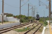 07.06.2016 - station Mahdia Z.T.: EMU 23 odjíždí jako vlak 528 Mahdia - Sousse Bab Jedid, výhybkář přestavuje výhybku © PhDr. Zbyněk Zlinský