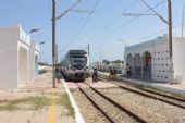 07.06.2016 - station Mahdia Z.T.: EMU 04 jako vlak 530 Mahdia - Sousse Bab Jedid; výhybkář jde domů, ''chef'' nastupuje © PhDr. Zbyněk Zlinský