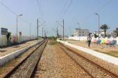 07.06.2016 - station Mahdia Z.T.: EMU 01 jako vlak 532 Mahdia - Sousse Bab Jedid odjíždí. ''chef'' přestavuje výhybku, cestující se vrací © PhDr. Zbyněk Zlinský