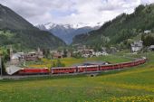 Jedno z velice fotogenických míst na Rhétské dráze jsou oblouky nad obcí Bergün. Lokomotiva RhB Ge 4/4-648; 31.05.2016 © Pavel Stejskal