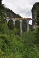 Dominantní stavbu Landwasser viaduktu dnes z části zakrývá vegetace. Po něm projíždí nákladní vlak RhB; 31.05.2016 © Pavel Stejskal