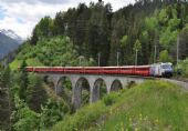 Rychlík z Churu do Sv. Mořice před Filisurem. V čele je lokomotiva RhB Ge 4/4-649; 31.05.2016 © Pavel Stejskal