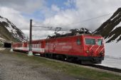 Oberalppass pod sněhem na konci května. Vlak z Disentisu do Andermattu s lokomotivou MGB HGe 4/4-10; 31.05.2016 © Pavel Stejskal