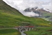 Osobní vlak z Andermattu do Brigu na viaduktu mezi Hospentalem a Realpem; 31.05.2016 © Pavel Stejskal