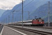 Po vzdálenější koleji, vedoucí z staré trati přes Gotthard, jede IR do Basileje s lokomotivou Re 4/4-11255; 01.06.2016 © Pavel Stejskal