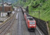 Dvojice lokomotiv DB 185 projíždí nádražím Wassen; 01.06.2016 © Pavel Stejskal