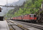 Čtyři lokomotivy SBB v čele nákladního vlaku projíždějí za deště nádražím ve Wassenu; 01.06.2016 © Pavel Stejskal