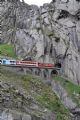 Vlak MGB vjíždí do tunelu, aby pomocí ozubnice překonal klesání do Göschenenu; 03.06.2016 © Pavel Stejskal