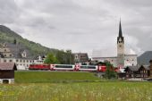 Glacier Express projíždí obcí Trun; 03.06.2016 © Pavel Stejskal