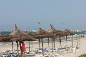 11.06.2016 - pláž hotelu Mahdia Palace: surfování s padákem aneb kitesurfing © PhDr. Zbyněk Zlinský