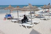 11.06.2016 - pláž hotelu Mahdia Palace: odpočívající policista a prázdná lehátka © PhDr. Zbyněk Zlinský