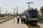 12.06.2016 - gare Mahdia: EMU 22 jako vlak 530 Mahdia - Sousse Bab Jedid a jeho osádka © PhDr. Zbyněk Zlinský