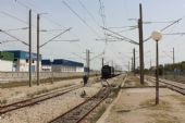 12.06.2016 - gare Mahdia: stroj 91 91 0 000567-8 posunuje soupravu od vlaku Tunis - Mahdia, posunovač chvátá k výhybce © PhDr. Zbyněk Zlinský