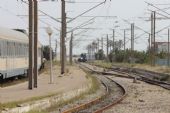 12.06.2016 - gare Mahdia: dvojice motorových jednotek řady 10-31-8 přijíždí jako 10 min. opožděný vlak 5-22/71 Tunis - Mahdia © PhDr. Zbyněk Zlinský