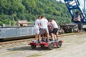 20.8.2016 - Děčín-Loubí, přístav: družstvo Parní válec Praha na trati © Jiří Řechka