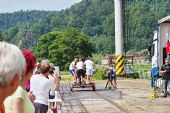 20.8.2016 - Děčín-Loubí, přístav: družstvo Parní válec Praha v cíli © Jiří Řechka