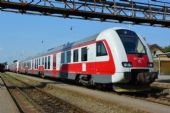 03.09.2016 - Humenné: Osobný vlak do Medzilaboriec čaká na EN 443 Bohemia © Ondrej Krajňák