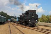 10.09.2016 - Rokytnice v O.h.: 464.008 + T 435.040 (720.040-5) odvážejí 19 min. opožděný Os 10742 do Doudleb n.O., vlevo 810.578-5 © PhDr. Zbyněk Zlinský