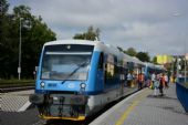 22.08.2016 - Jablonec nad Nisou: cestující nastupují do Os2650 © Radek Hořínek