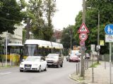 9.8.2016 - Berlín: divoké uhýbání před protijedoucí tramvají, pomalu rozhodně nejela… © Dominik Havel