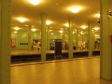 9.8.2016 - Berlín: Alexanderplatz U5 - využívané koleje jsou mezi ostrovními nástupišti © Dominik Havel