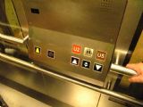 9.8.2016 - Berlín: jednoduché a výstižné označení tlačítek ve výtahu na Alexanderplatz, žádná nelogická čísla tu nenajdeme © Dominik Havel