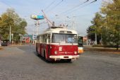 01.10.2016 - Pardubice, nám. Jana Pernera: historický trolejbus č. 353 nezvládl přejezd výhybky © PhDr. Zbyněk Zlinský