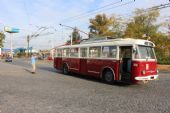 01.10.2016 - Pardubice, nám. Jana Pernera: natrolejování historického trolejbusu č. 353 © PhDr. Zbyněk Zlinský