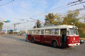 01.10.2016 - Pardubice, nám. Jana Pernera: natrolejování historického trolejbusu č. 353 © PhDr. Zbyněk Zlinský