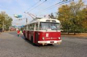 01.10.2016 - Pardubice, nám. Jana Pernera: historický trolejbus č. 353 (Škoda 9 Tr HT26) pokračuje v jízdě © PhDr. Zbyněk Zlinský