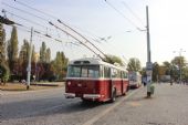 01.10.2016 - Pardubice, nám. Jana Pernera: historický trolejbus č. 353 (Škoda 9 Tr HT26) pokračuje v jízdě © PhDr. Zbyněk Zlinský