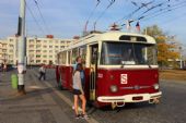 01.10.2016 - Pardubice, nám. Jana Pernera: historický trolejbus č. 353 (Škoda 9 Tr HT26) a jeho posádka © PhDr. Zbyněk Zlinský