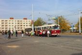 01.10.2016 - Pardubice, nám. Jana Pernera: do trolejbusu č. 353 směr Retroměstečko nastupují první cestující © PhDr. Zbyněk Zlinský