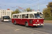 01.10.2016 - Pardubice, nám. Jana Pernera: trolejbus č. 353 směr Retroměstečko popojíždí k nástupišti © PhDr. Zbyněk Zlinský