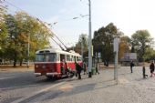 01.10.2016 - Pardubice, nám. Jana Pernera: trolejbus č. 353 směr Retroměstečko u nástupiště © PhDr. Zbyněk Zlinský