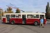 01.10.2016 - Pardubice, nám. Jana Pernera: trolejbus č. 353 a jeho řidič © PhDr. Zbyněk Zlinský