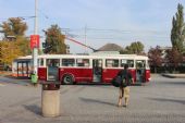 01.10.2016 - Pardubice, nám. Jana Pernera: poslední pohled na trolejbus č. 353 © PhDr. Zbyněk Zlinský