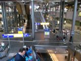 10.8.2016 - Berlín: Hauptbahnhof, jedeme po eskalátoru z podlaží 0 do -1 © Dominik Havel
