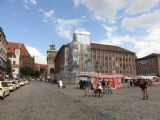 10.8.2016 - Norimberk: tady se také něco staví (fontána Schöner Brunnen) © Dominik Havel