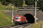 Z vrcholového tunelu tauernské dráhy vyjíždí stroj ÖBB 1116.267 v čele autovlaku; 09.09.2016 © Pavel Stejskal