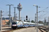 Reklamní Railjet opouští hlavní nádraží ve Vídni; 11.09.2016 © Pavel Stejskal