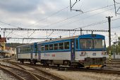 15.10.2016 - Čerčany: 810 621-3, posun k nástupní hraně © Jiří Řechka