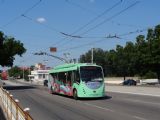 Tiraspol, trolejbus typu AKSM-420 běloruského výrobce Belkamunmaš na ulici 25. Oktjabrja, 6.8.2016 © Jiří Mazal