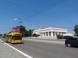 Tiraspol, trolejbus typu AKSM-321 běloruského výrobce Belkamunmaš na ulici 25. Oktjabrja, 6.8.2016 © Jiří Mazal