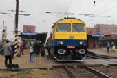 26.10.2016 - Pardubice hl.n.: 759.002-9 odjíždí v čele Ex 10005 ''Retro Ostravan'' © PhDr. Zbyněk Zlinský