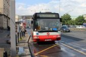 31.05.2016 - Praha hl.n.: vůz Citybus 12M 2071.363 č. 3399 nastupuje na spoj č. 19 linky Airport express © PhDr. Zbyněk Zlinský