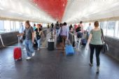 19.06.2014 - Barcelona-El Prat: přechod ze stanice Aeroport k terminálu T2 © PhDr. Zbyněk Zlinský