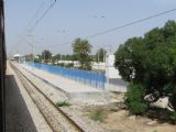 10.06.2010 - L'Aéroport: nově zvýšené nástupiště směr Monastir (foto z vlaku)