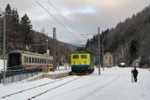 7.12.2016 - Kouty nad Desnou: 140 079-5 objíždí soupravu © Jiří Řechka